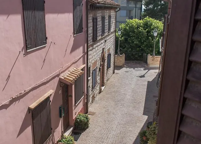 Nei Vicoli Di * Sirolo